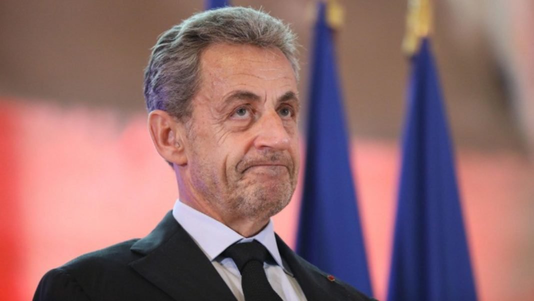 Nicolas Sarkozy Nicolas Sarkozy a été condamné à un an de prison, dont la moitié avec sursis, qui peut être purgé par des moyens alternatifs comme le port d'un bracelet électronique sans aller en prison.