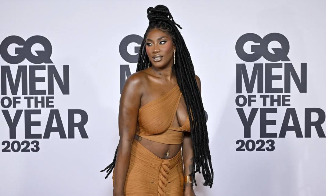 Aya Nakamura la chanteuse Aya Nakamura s'amuse en chanson de ses détracteurs d'extrême droite.