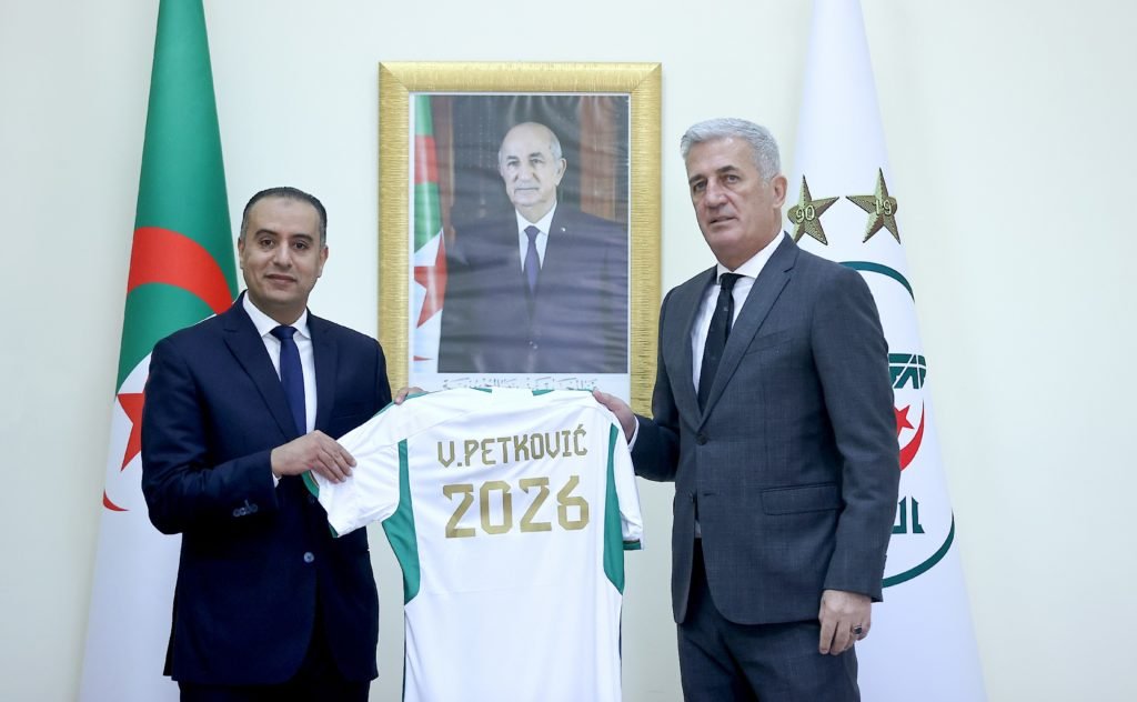 Le nouveau sélectionneur national Vladimir Petkovic signe son contrat avec la FAF