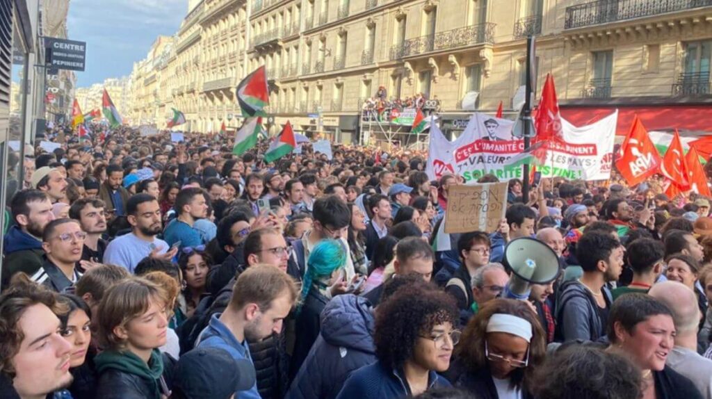Bombardements à Rafah : des milliers de personnes manifestent à Paris en direction de l’ambassade d’Israël