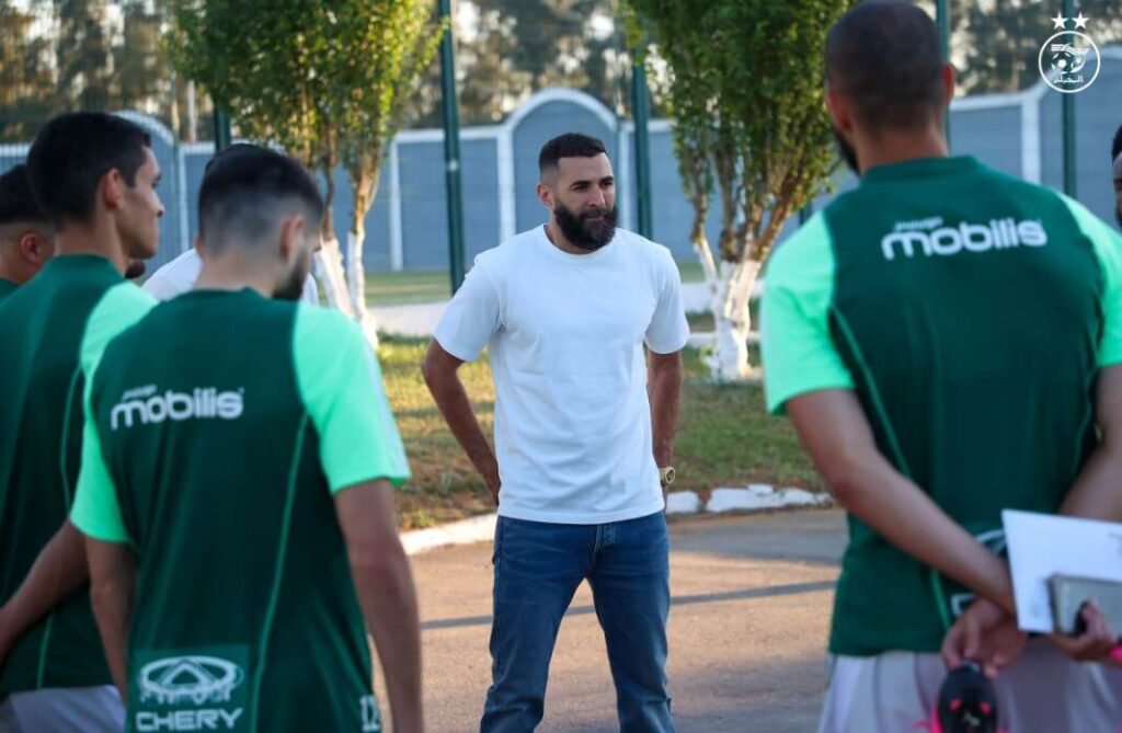 Karim Benzema rend visite aux Verts au CTN de Sidi Moussa