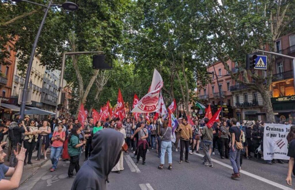Contre l'extrême droite et pour un front populaire : des milliers de manifestants dans les villes de France