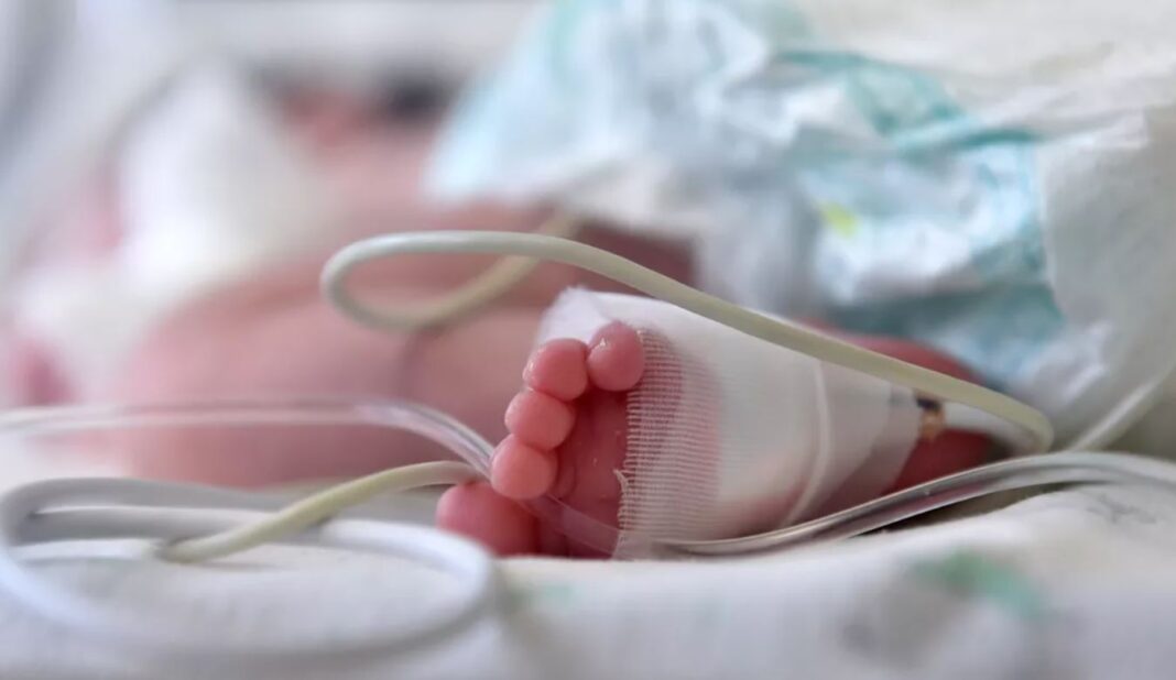 « Torture et barbarie » sur un bébé de 10 mois : une mère et son compagnon mis en examen à Reims