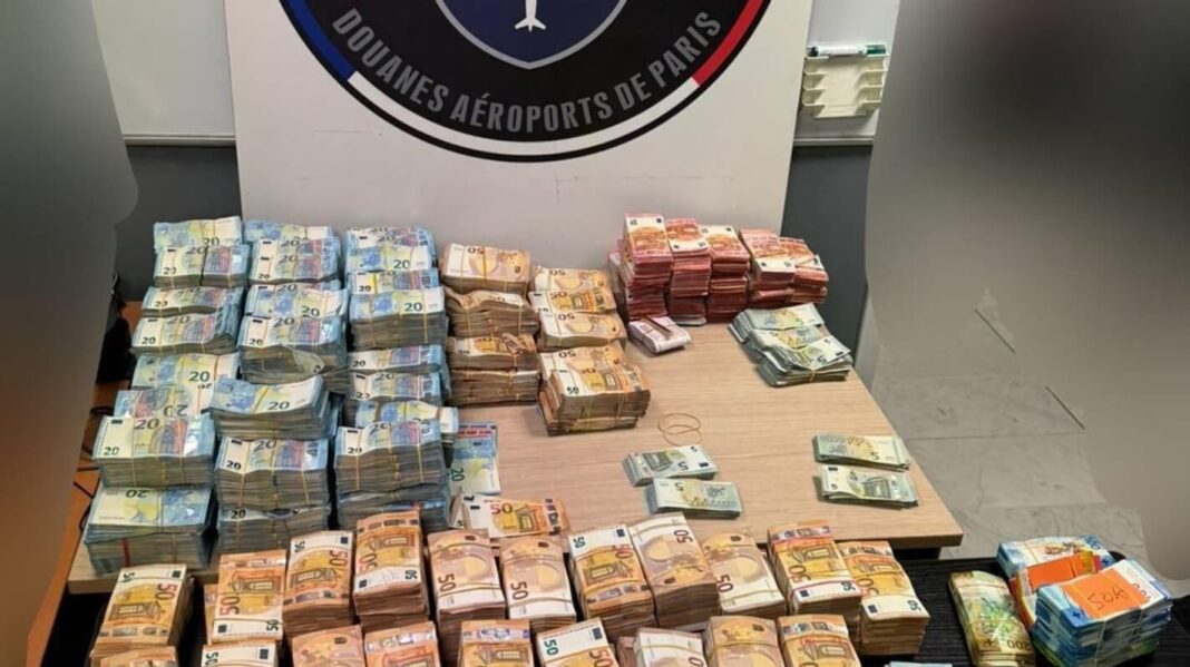 Aéroport de Roissy : deux voyageurs algériens interpelés avec plus de 2,4 millions d’euros