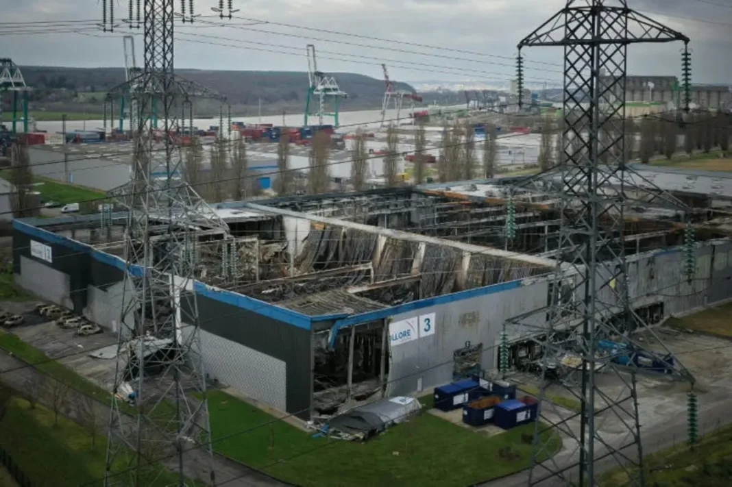 Incendie d’un entrepôt Bolloré : la pollution des eaux au lithium suscite l’inquiétude