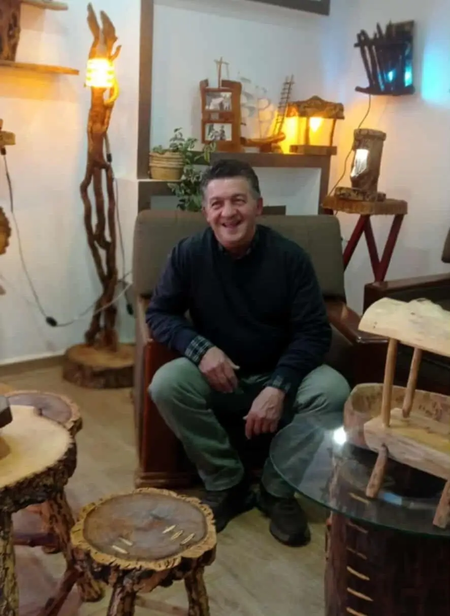 Tahar Messaoudi : le sculpteur d’Akfadou et l’éveil du bois au Palais des Raïs