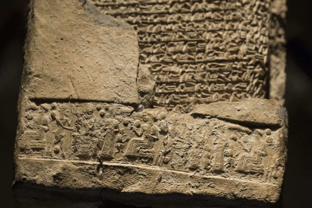 Femmes assyriennes tablettes d'argile françaises
