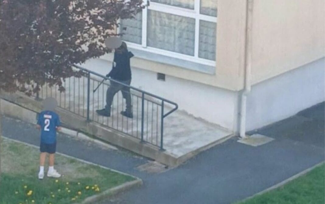 Un homme tire sur un enfant insultes racistes