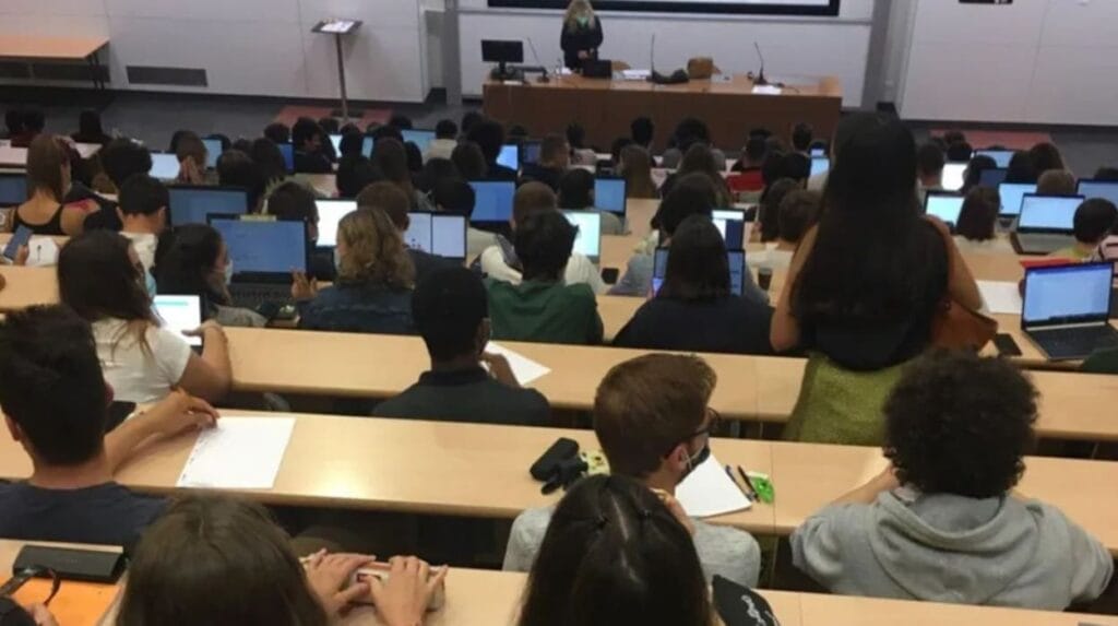 Étudiants étrangers hausse des frais de scolarité